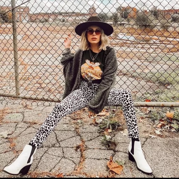 SOLD OUT Grateful Dead Skeleton Rock Band Graphic Tee - Picture 5 of 6